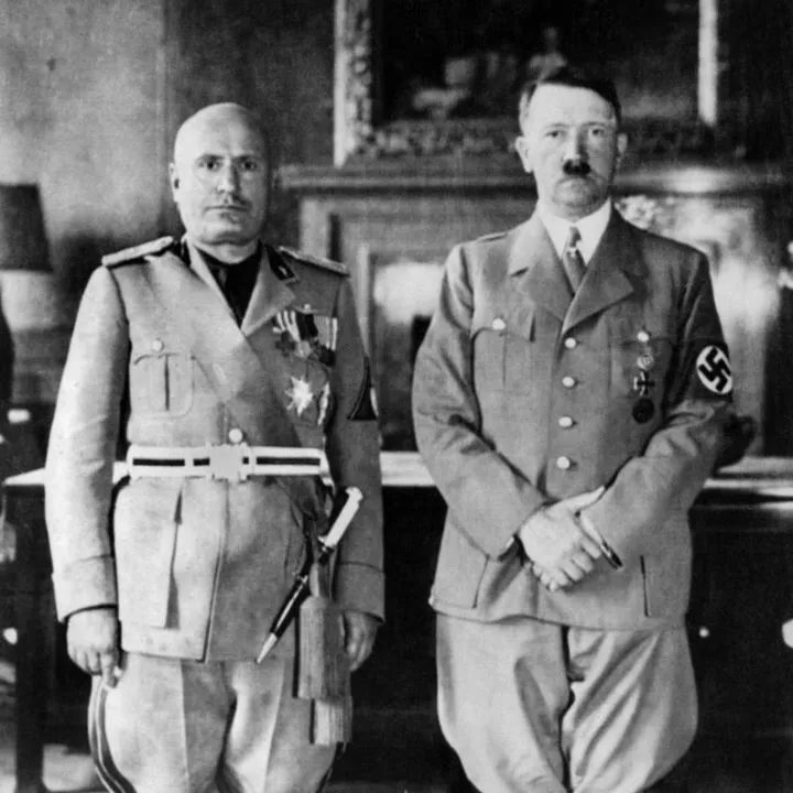A la izquierda Benito Mussolini y a la derecha Adolf Hitler. 